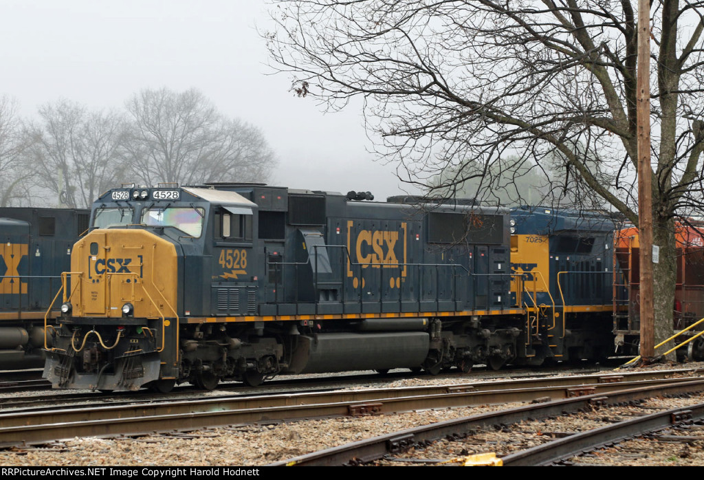 CSX 4528 & 7025 sit in the yard